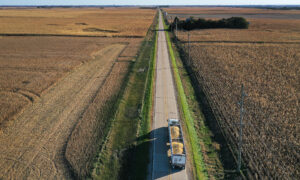 US lawmakers propose a bill to prevent Chinese acquisition of American farmland.