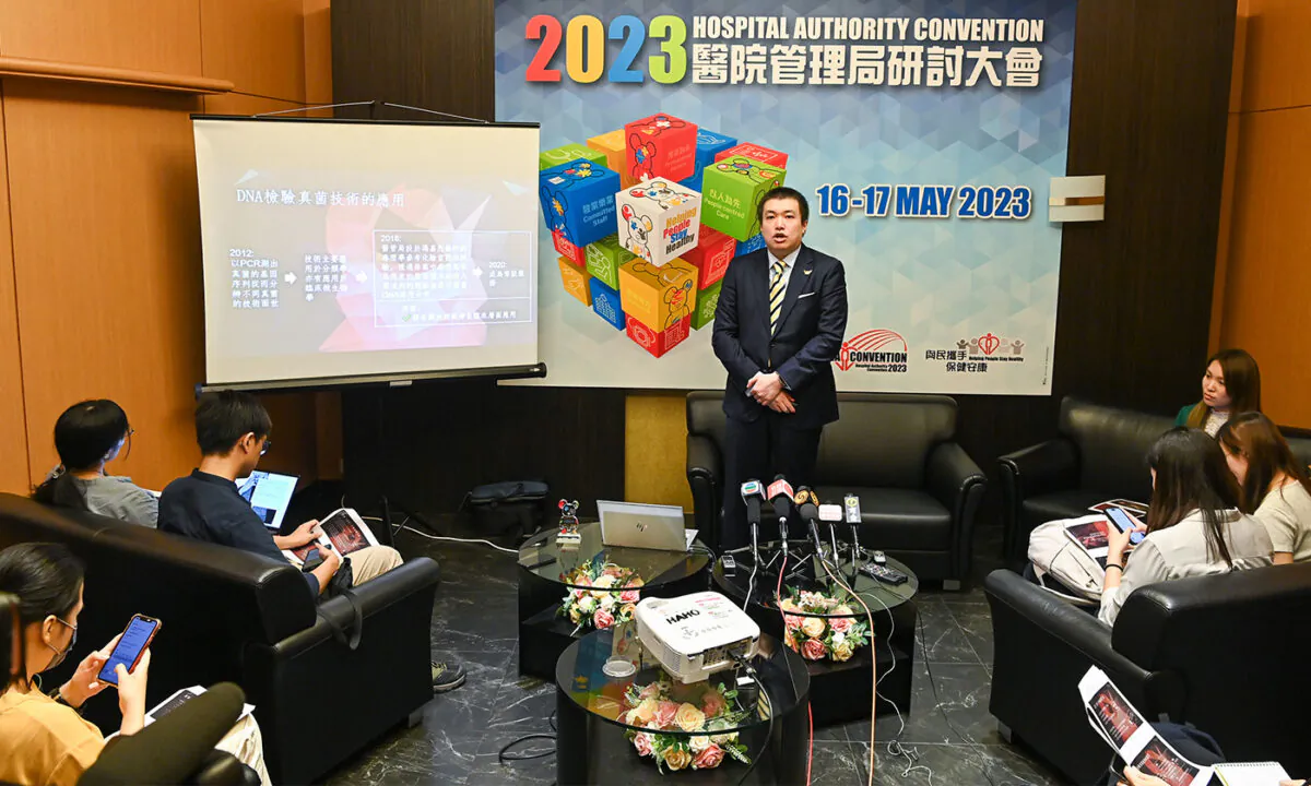 Dr. Chong Yeow Kuan, Consultant Doctor at the Department of Pathology, Princess Margaret Hospital, introduces the application of accurate identification of poisoning sources through fungal DNA sequencing on May 17, 2023. (Sung Pi-Lung/The Epoch Times)