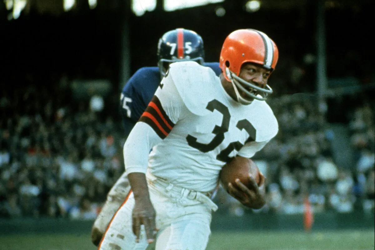 Jimmy Brown (32), running back for the Cleveland Browns, in action against the New York Giants in Cleveland on Nov. 14, 1965. (AP Photo)