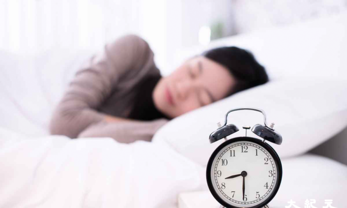 Say Goodbye to Insomnia: Discover 4 Foods and 3 Herbal Teas for a Better Sleep