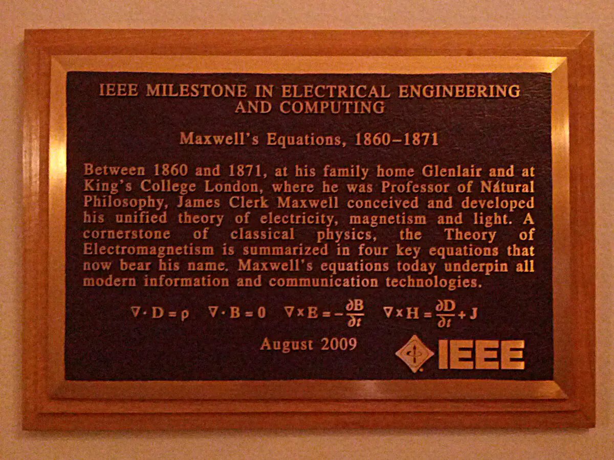 Commemoration of Maxwell's equations for the unified theory of electricity, magnetism, and light at Kings College. (Lourakis/CC BY-SA 4.0)