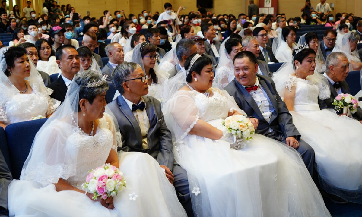 NextImg:Wearing a Wedding Dress for the First Time, 52 Elderly Couples Say, 'I Do' Again