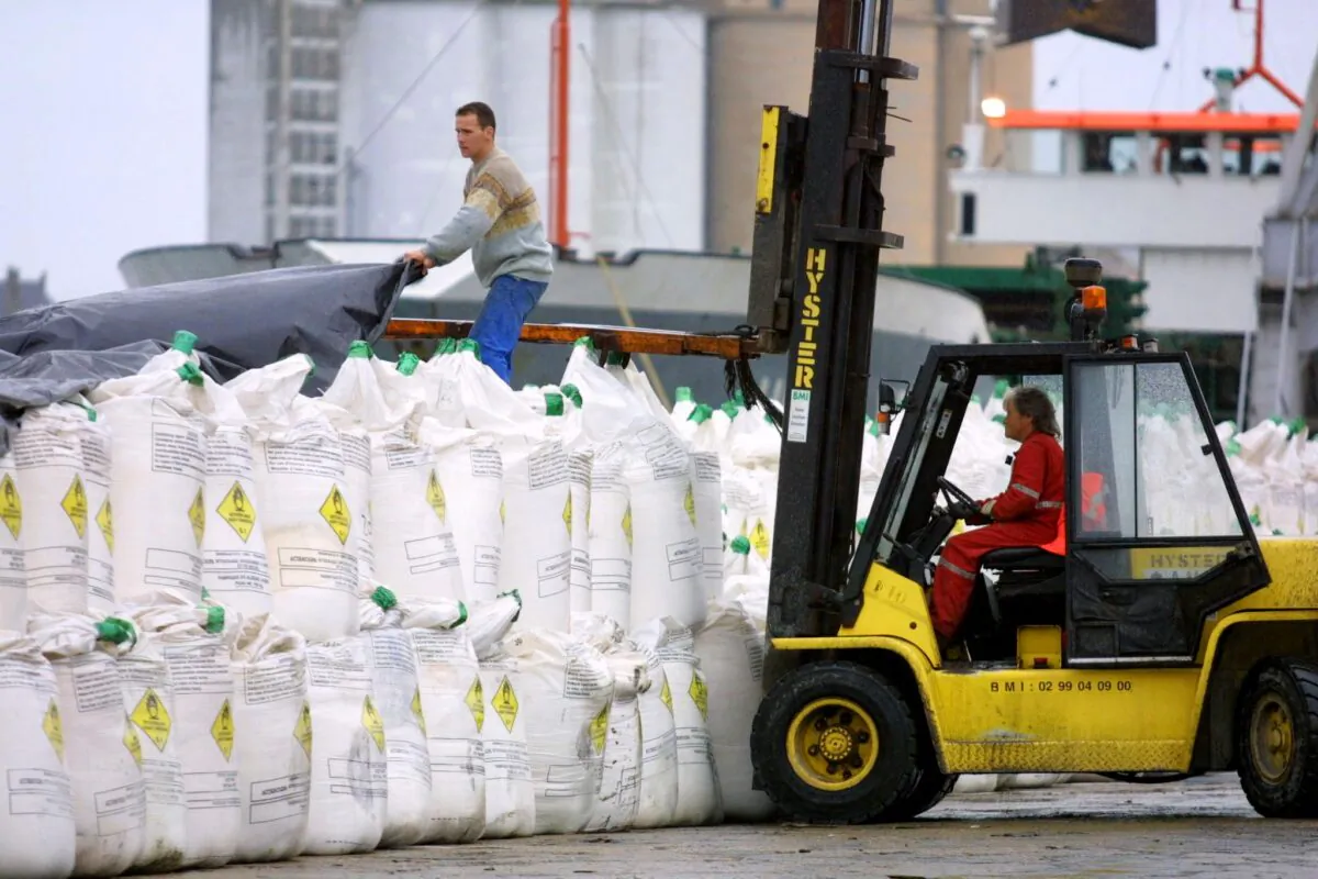 Dockers prepare 1,200 tons of bags of the chemical fertilizers ammonium nitrate on the quays of Saint-Malo, France, bound for the UK on Oct. 2, 2001. (Valery Hache/AFP via Getty Images)