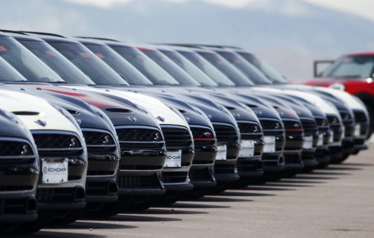 A line of unsold 2018 Cooper Clubmen sit in a long row at a Mini dealership in Highlands Ranch, Colo., on March 30, 2018. (David Zalubowski/AP Photo)
