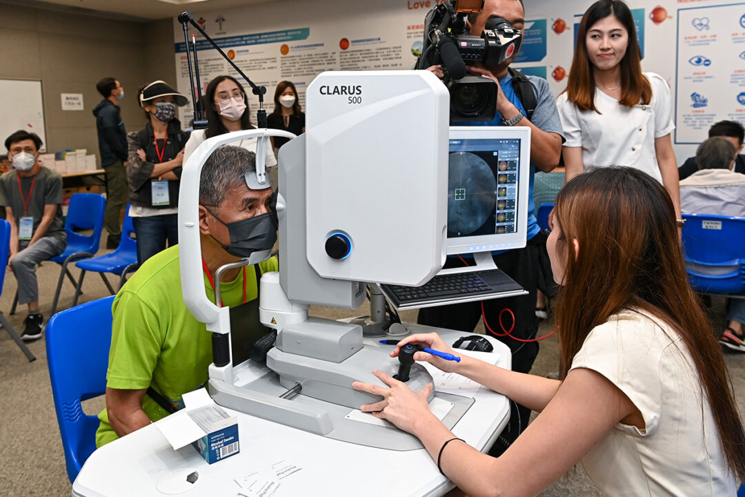 On May 21, 2023, Ophthalmologists suggest that all high-risk people, including those with myopia, the three highs (high levels of cholesterol, blood pressure, and blood sugar), and people over 50 of age, should arrange annual comprehensive eye examinations. (Song Bilong/The Epoch Times)
