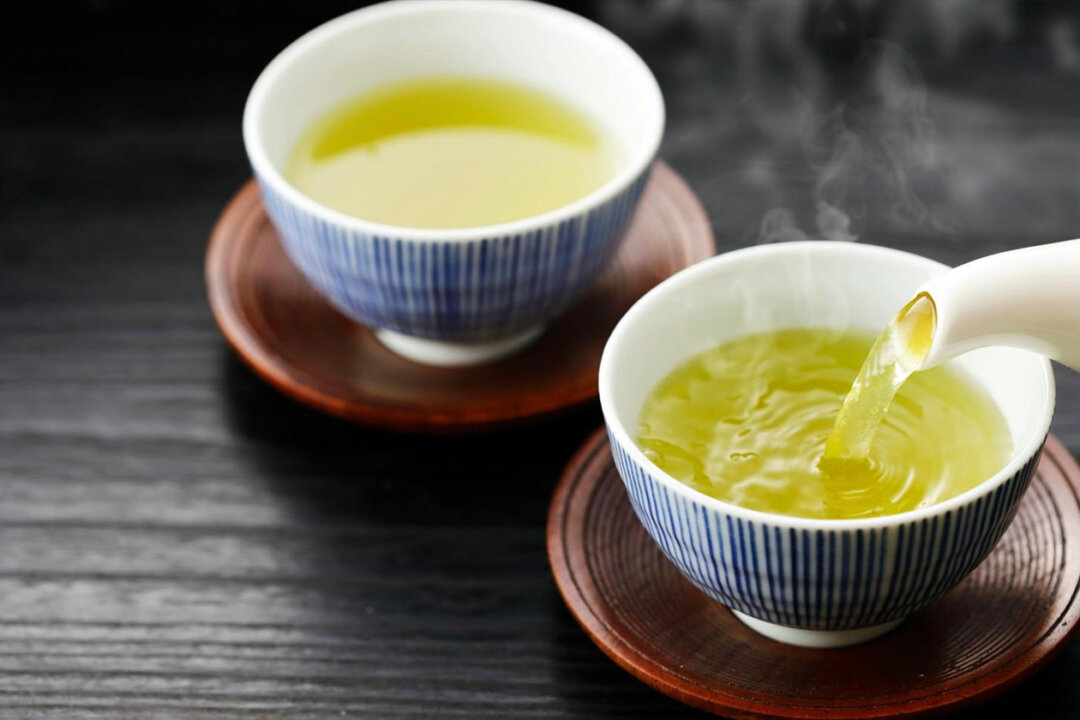 Studies found that drinking green tea helps relieve stress and depression. (Nishihama/Shutterstock）
