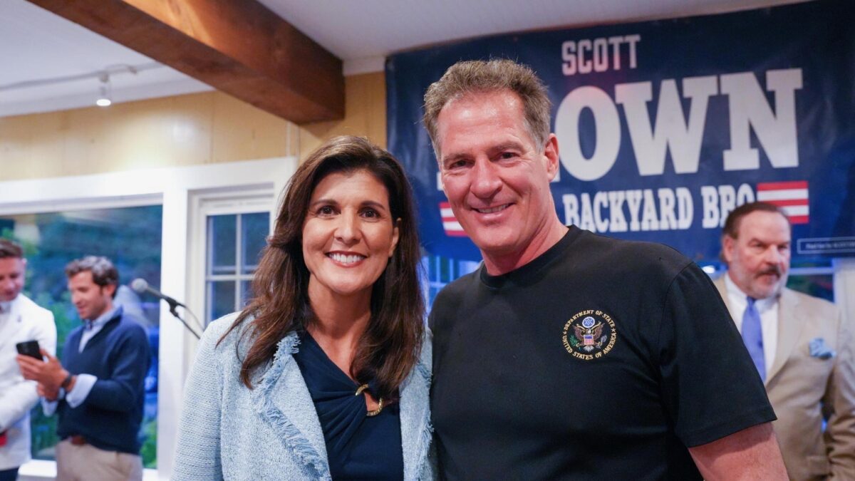 Nikki Haley Talks Trump, Ukraine, Polls at Campaign Stop in New Hampshire