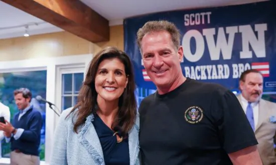 Nikki Haley Talks Trump, Ukraine, Polls at Campaign Stop in New Hampshire