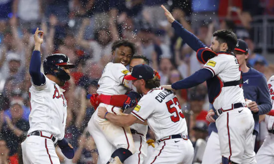 Albies Drives in Winning Run in 9th as Braves Beat Dodgers 4–3, Avoid Sweep