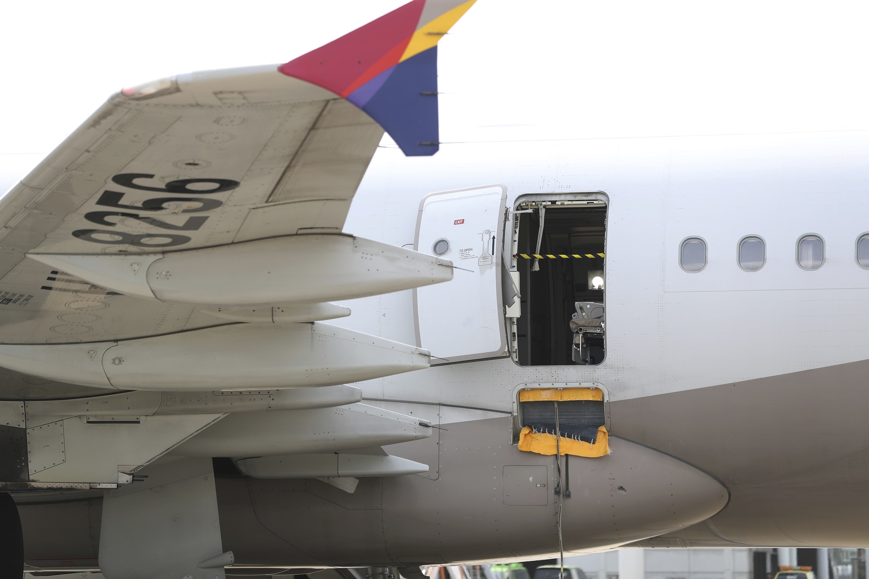 See the Moment When a Passenger Opened a Plane Door During Flight - Vimarsana News