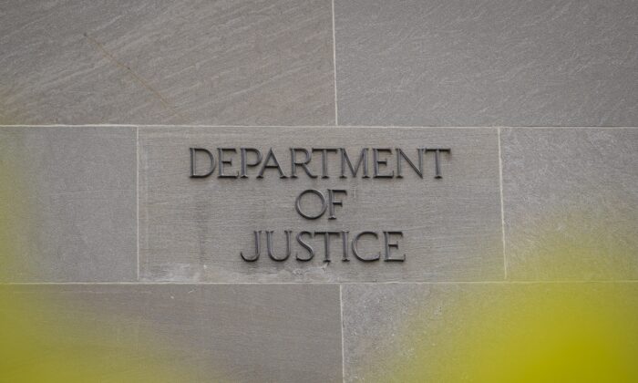 US Government Contractor Arrested on Espionage Charges | The Epoch Times