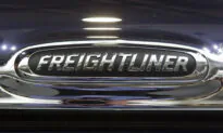 US Opens Probe Into Freightliner Trucks Automatically Braking Without Obstacle in Road