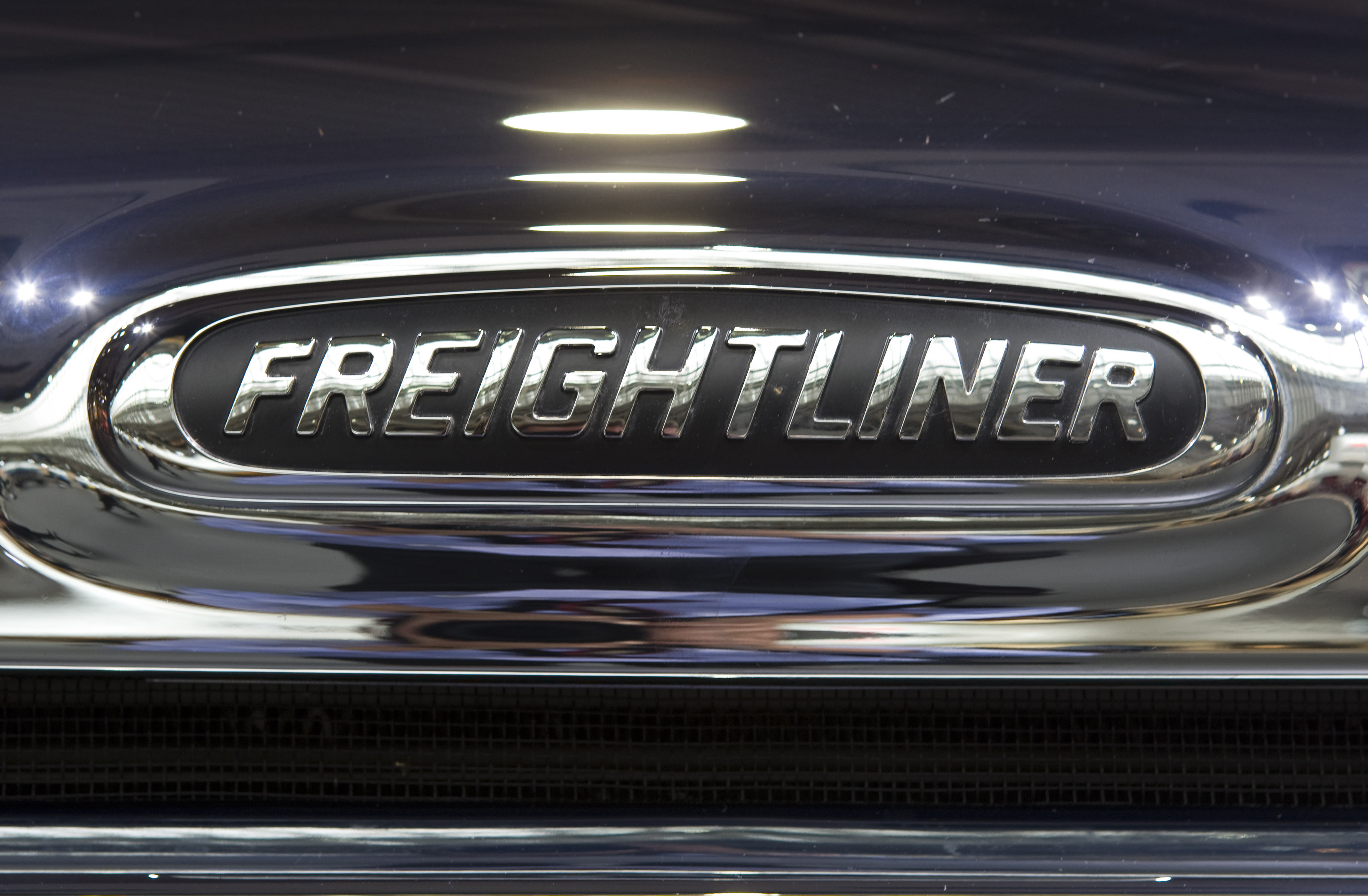 US Opens Probe Into Freightliner Trucks Automatically Braking Without Obstacle in Road - Vimarsana News