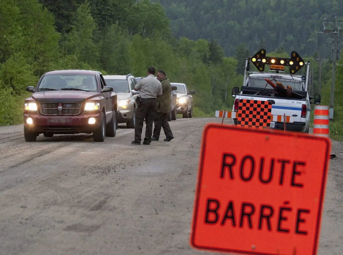 Quebec provincial police check on forest firefighters as they drive out of the territory closed for the night in La Tuque, Que., May 31, 2010. (The Canadian Press/Jacques Boissinot)
