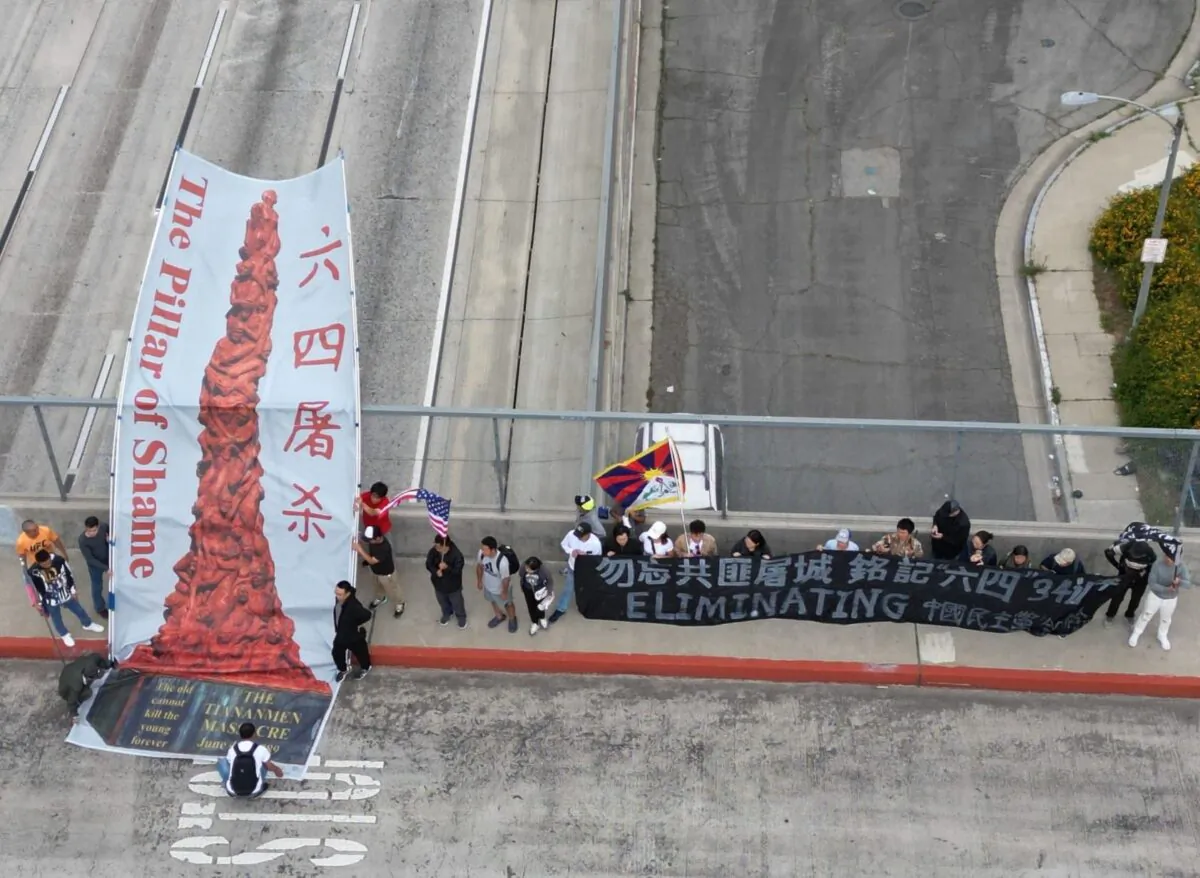 Pro-democracy activists display a “Pillar of Shame” banner over a bridge during an event commemorating the 1989 Tiananmen Square massacre, in Los Angeles, Calif., on May 28, 2023. (Courtesy of Jie Lijian)