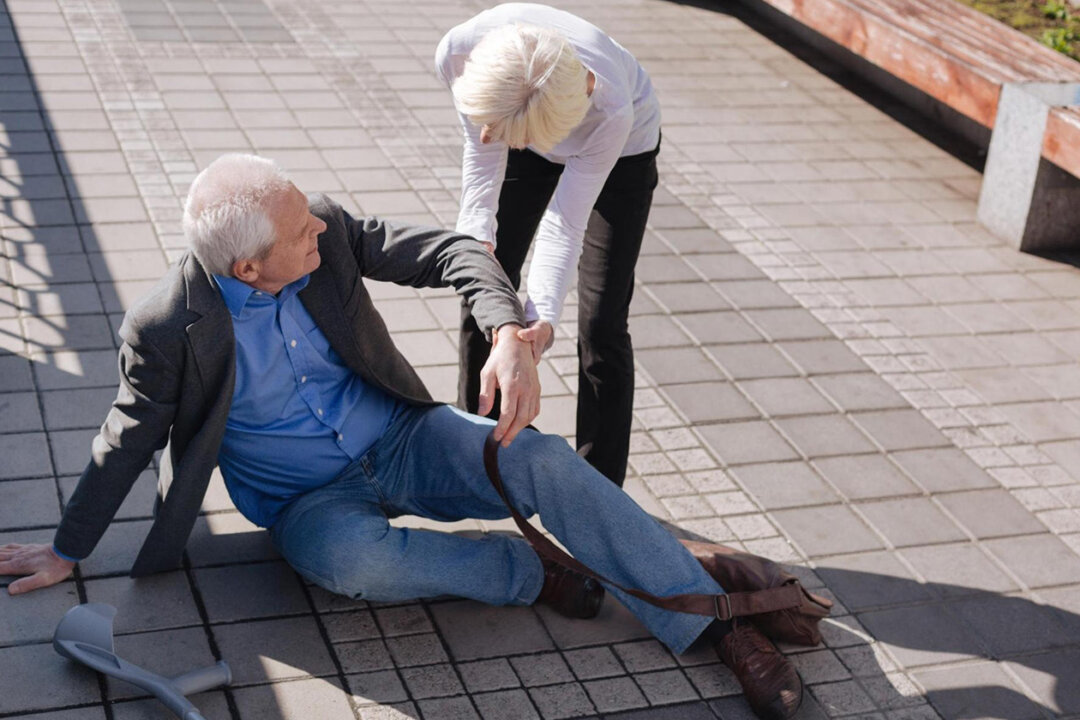 As we age, many of us may experience decreased hormone secretion, reduced physical activity, and a lack of nutrients in our diets, which accelerates the loss of muscle mass. (Dmytro Zinkevych/Shutterstock)