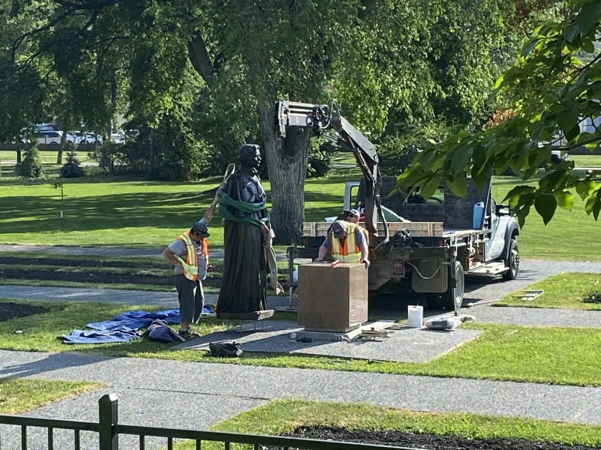 Workers reinstall a statue of Queen Elizabeth that was toppled on Canada Day 2021 on the grounds of the Manitoba legislature in Winnipeg on June 2, 2023. (The Canadian Press/Steve Lambert)
