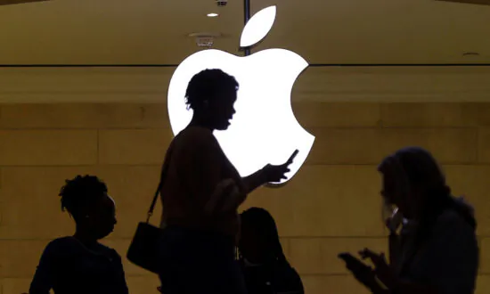 Apple Customers Say It’s Hard to Get Money Out of Goldman Sachs Savings Accounts