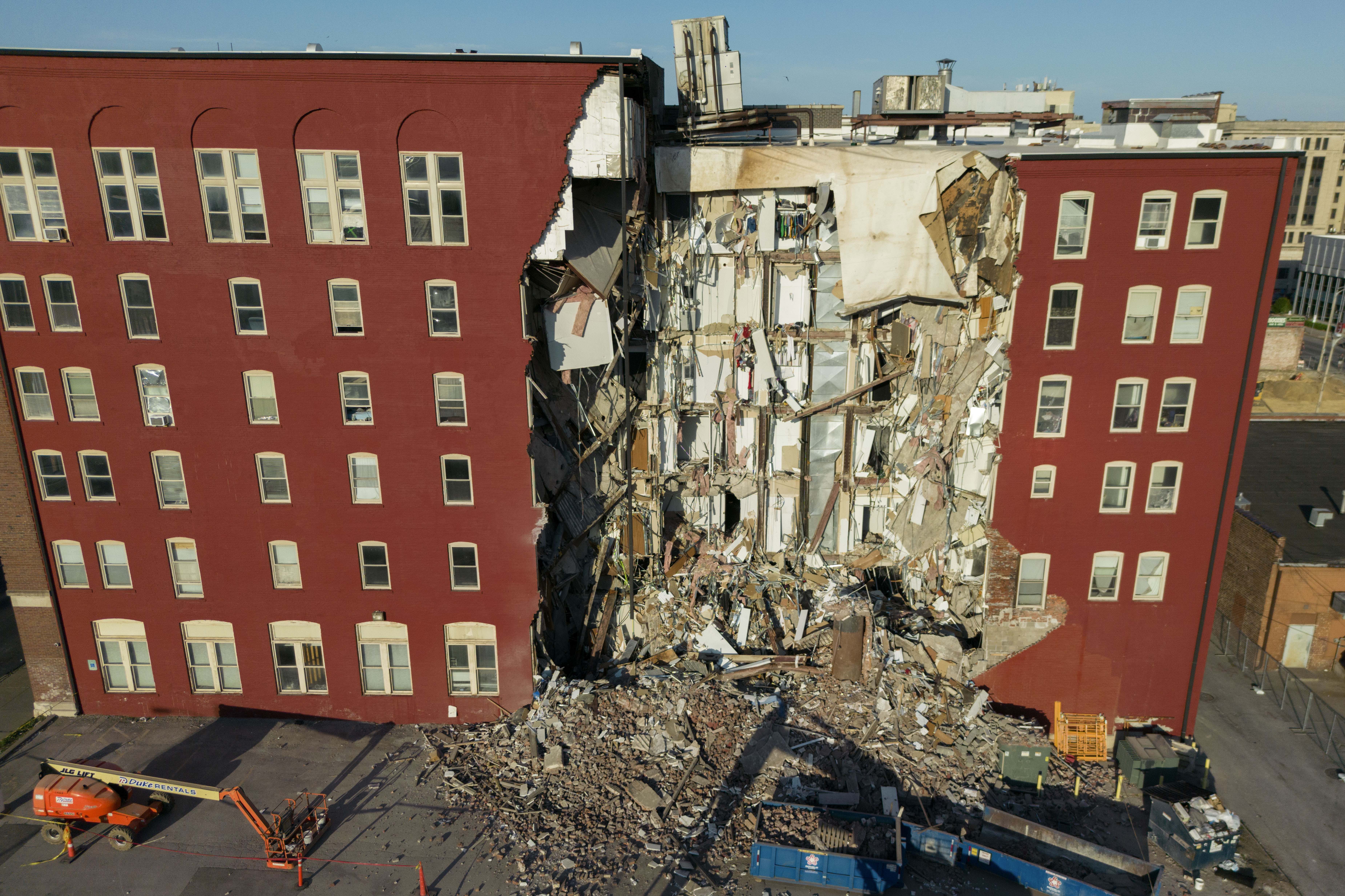 Rescuers at Site of Iowa Building Collapse Complete Search for Survivors, Move on to Recovery - Vimarsana News