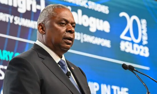 US Defence Chief Calls on Beijing to Engage in Dialogue to Avoid Conflict