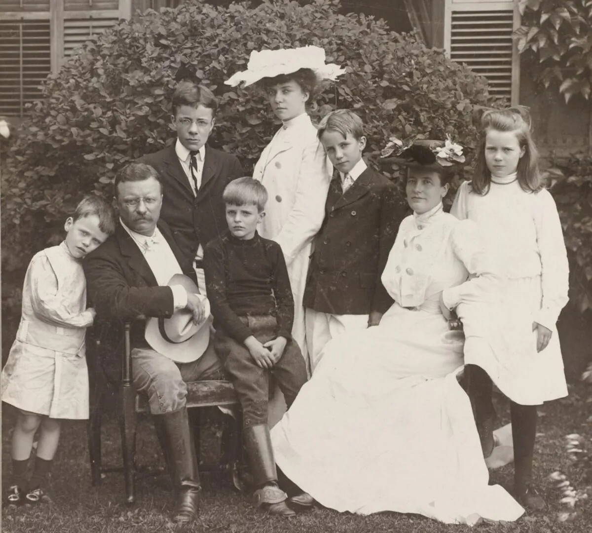 Roosevelt with his wife, Edith Carow, and
children on July 13, 1903. (Public domain)