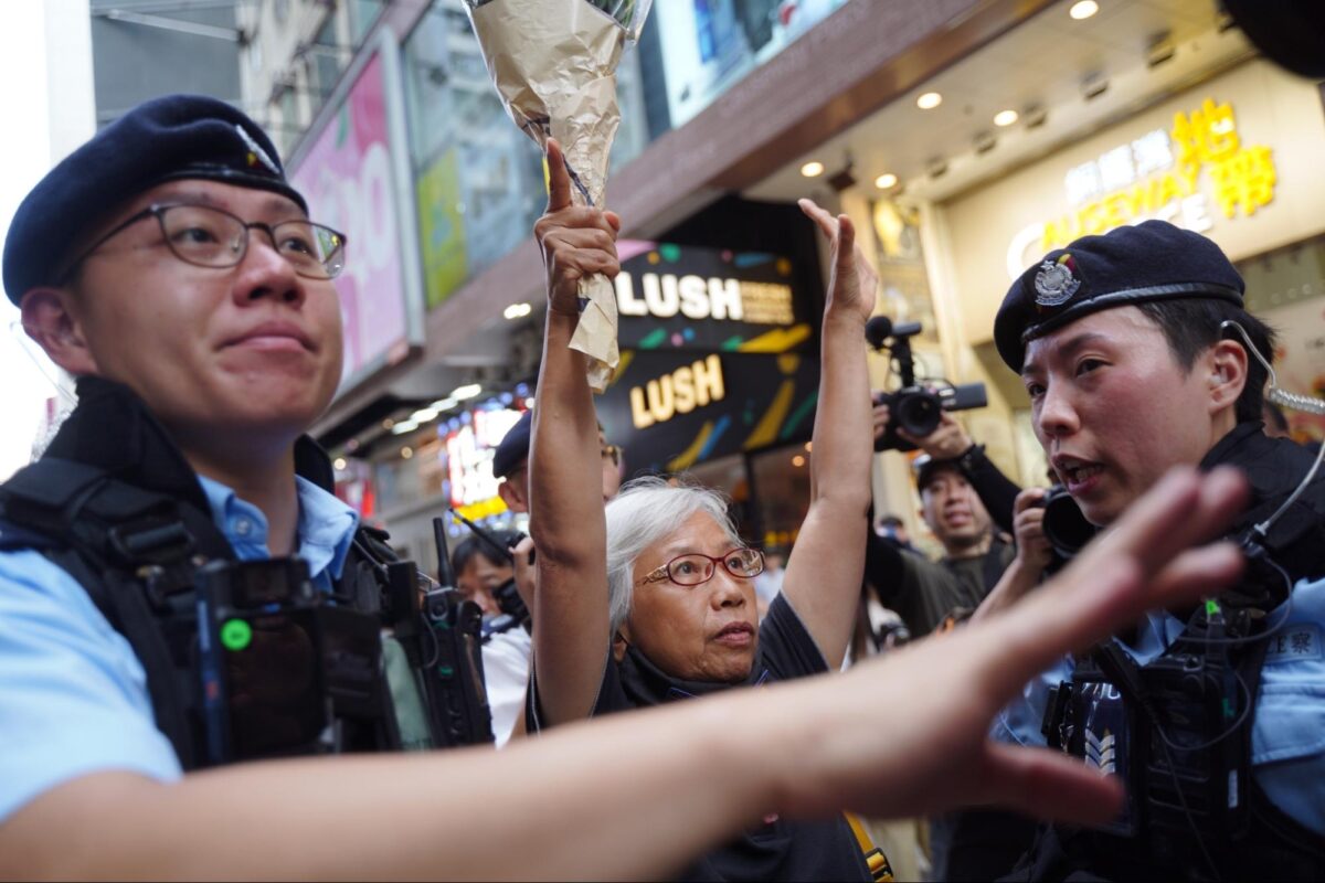 NextImg:Police Take Away Hongkongers in Black Shirts Mourning June 4, Sends out Anti-Terrorism Armored Vehicles to Causeway Bay