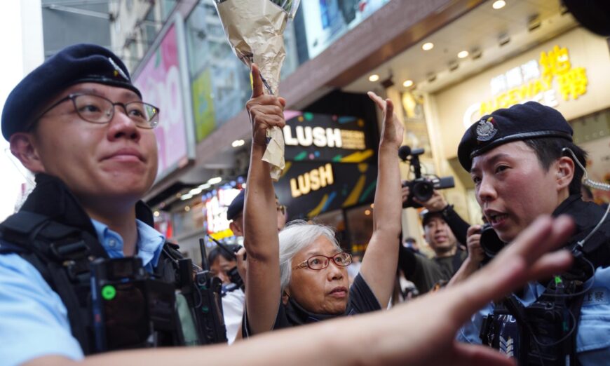 Police Take Away Hongkongers in Black Shirts Mourning June 4, Sends out Anti-Terrorism Armored Vehicles to Causeway Bay