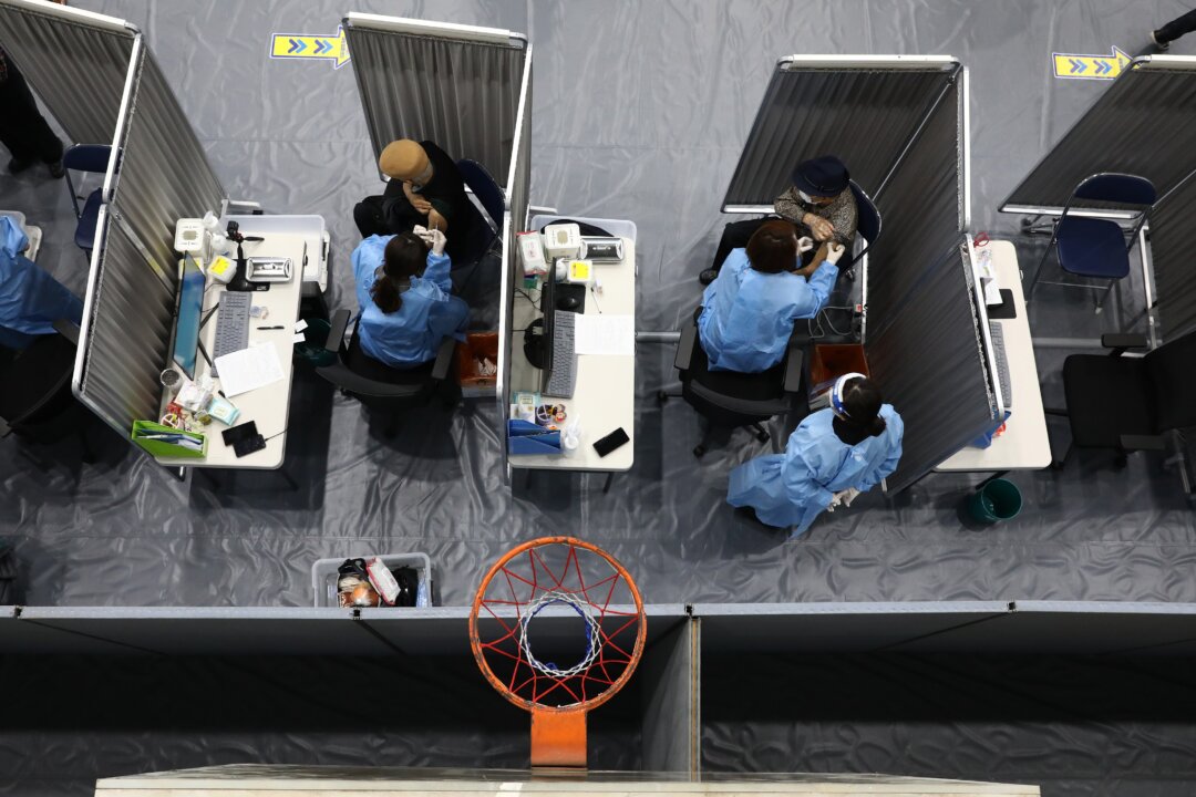 People receive Pfizer's COVID-19 vaccine in Seoul, South Korea, on April 1, 2021. (Chung Sung-Jun/Getty Images)