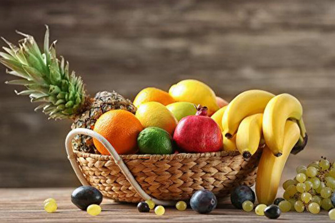 Many people avoid eating fruit while losing weight due to the sweetness of the fruits. A nutritionist suggests that as long as you choose the right type of fruit, nutrients in fruit can increase metabolism, burn fat, and reduce cardiovascular diseases. (Africa Studio/Shutterstock)
