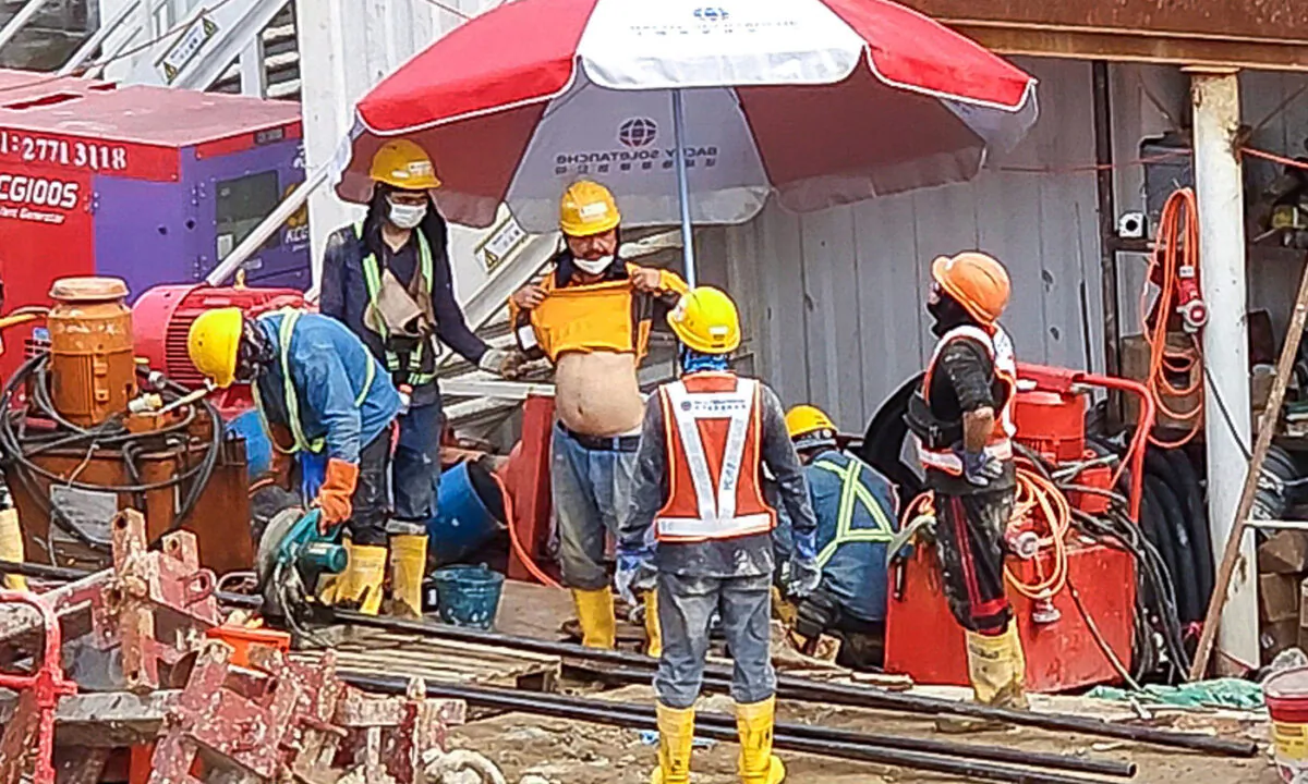 Construction workers in Hong Kong on May 18, 2023. (Sung Pi-Lung/The Epoch Times)