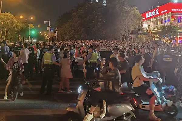 Parents of higher class students of Optics Valley 15th Primary School protest against their children being transferred to the public school located two miles away from home on June 3, 2023, in Wuhan city. (Courtesy of interviewee)