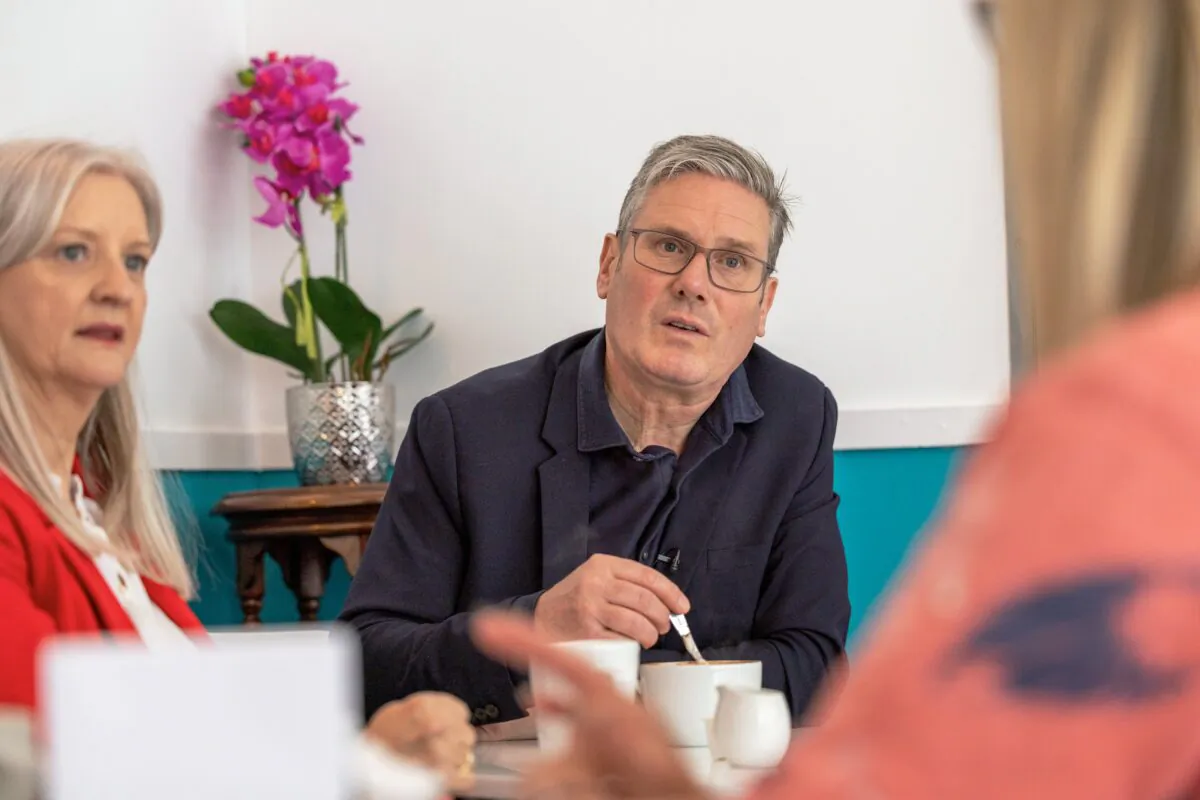 Sir Keir Starmer with Labour candidate Wilma Brown (left) meets locals for a chat in the Cupcake Coffee Box in Kirkcaldy, Scotland, on May 25, 2023. (Robert Perry/Getty Images)