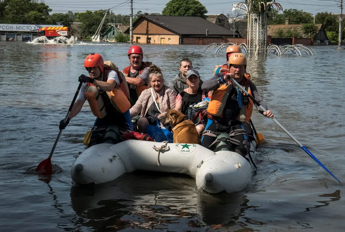 Rescuers evacuate local residents from a flooded area after the Nova Kakhovka dam breached, amid Russia's attack on Ukraine, in Kherson, Ukraine, on June 7, 2023. (Vladyslav Musiienko/Reuters)
