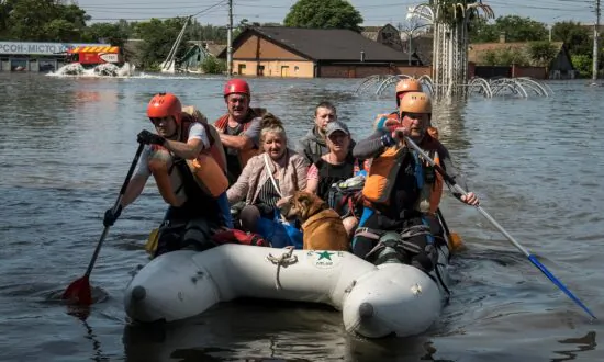 Kherson Residents Evacuate on Both Sides of River Frontline Following Dam Breach