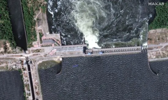 Ukrainians Face Homelessness, Disease Risk as Floods Crest From Burst Dam