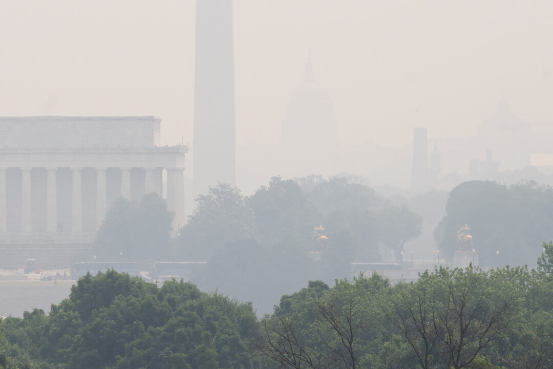 A haze over the Lincoln Memorial and Washington Monument on the National Mall as smoke from wildfires in Canada cause hazy conditions in Washington on June 7, 2023. (Saul Loeb/AFP via Getty Images)