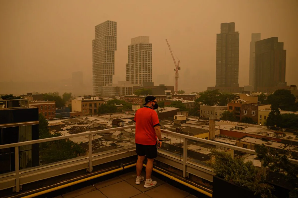 Heavy smog covers the skylines of the boroughs of Brooklyn and Manhattan in New York on June 7, 2023. (Ed Jones/AFP via Getty Images)