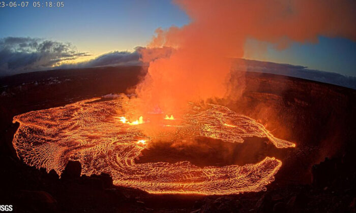 Kīlauea Volcano Erupts in Napau Crater