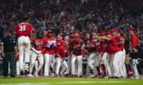 Reds’ De La Cruz Hits 1st Homer, Dodgers Skid at 4 With 8–6 Loss