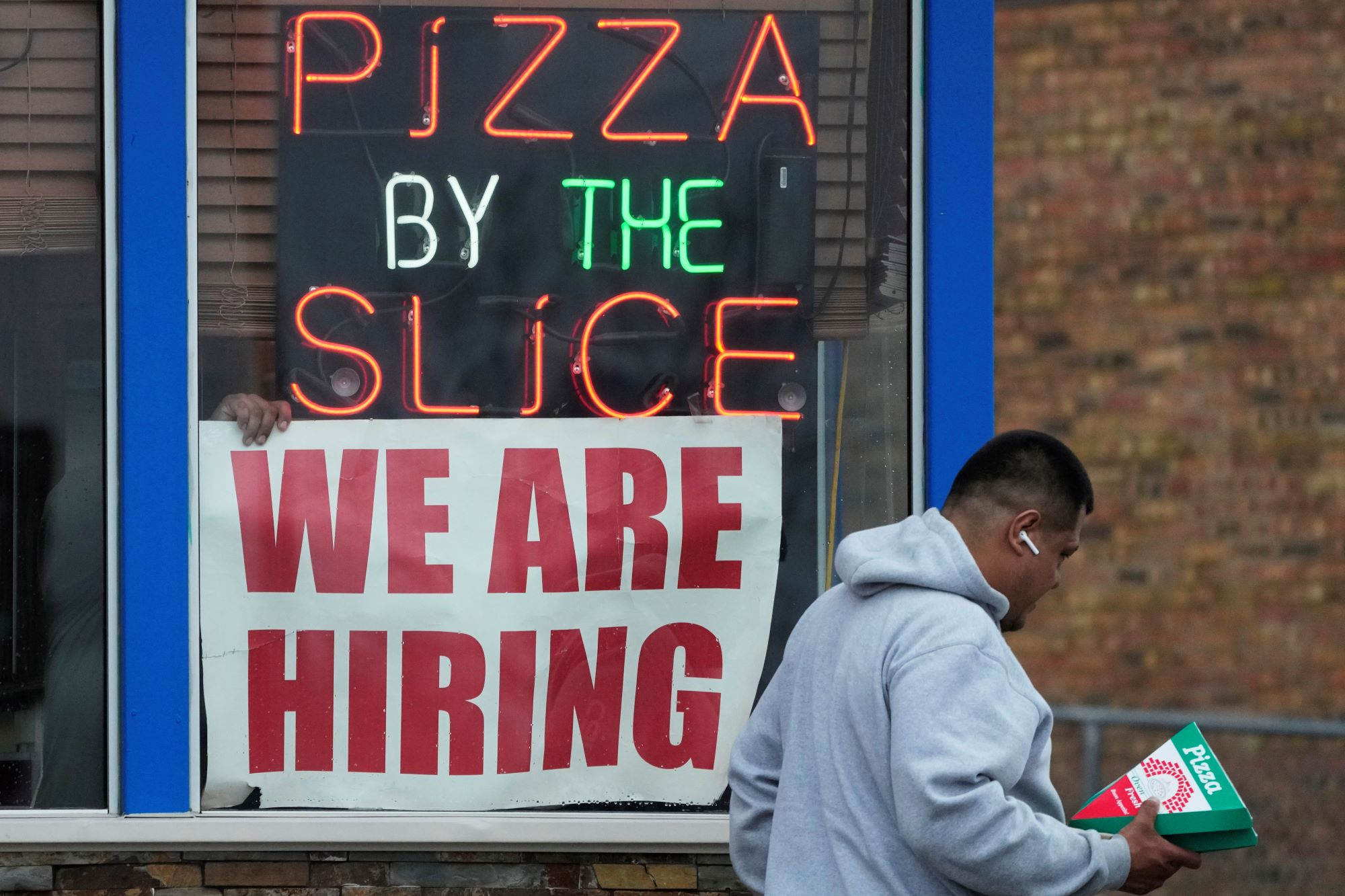 id5320933 pizza hiring sign - The Japan Weeknd Magazine