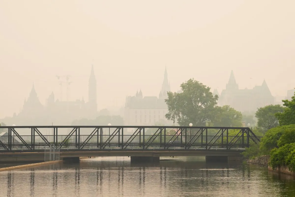 Smoke from wildfires hangs over Parliament Hill in Ottawa on June 6, 2023. (The Canadian Press/Sean Kilpatrick)