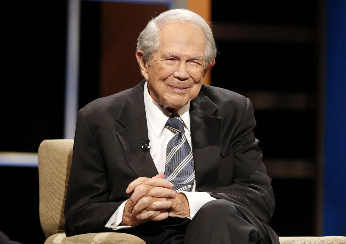 Pat Robertson poses a question to a Republican presidential candidate during a forum at Regent University in Virginia Beach, Va., on Oct. 23, 2015. (Steve Helber/AP Photo)
