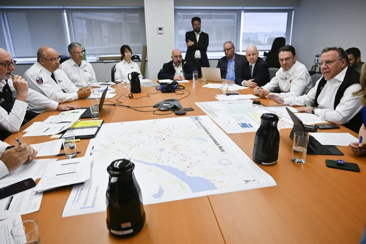 Quebec Premier Francois Legault, right, speaks to officials while forest fires are raging as he visits the crisis operation centre in Quebec City, June 7, 2023. (The Canadian Press/Jacques Boissinot)
