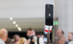 Apple y Amazon deben enfrentar una demanda de los consumidores por los precios del iPhone y el iPad: Juez de EE. UU.