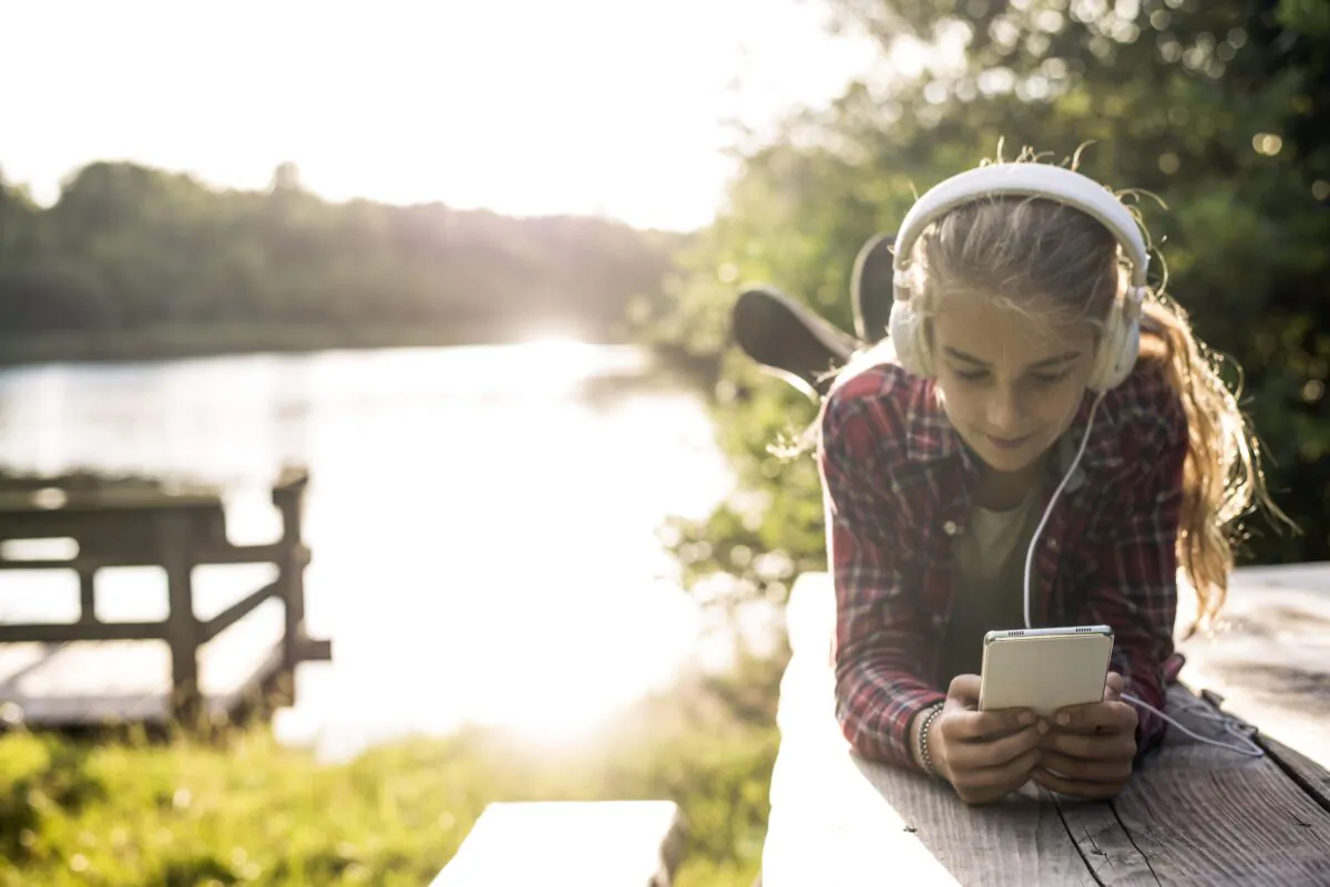 It’s difficult to engage in conversation or share an experience when competing with a phone or tablet. (patat/Shutterstock)