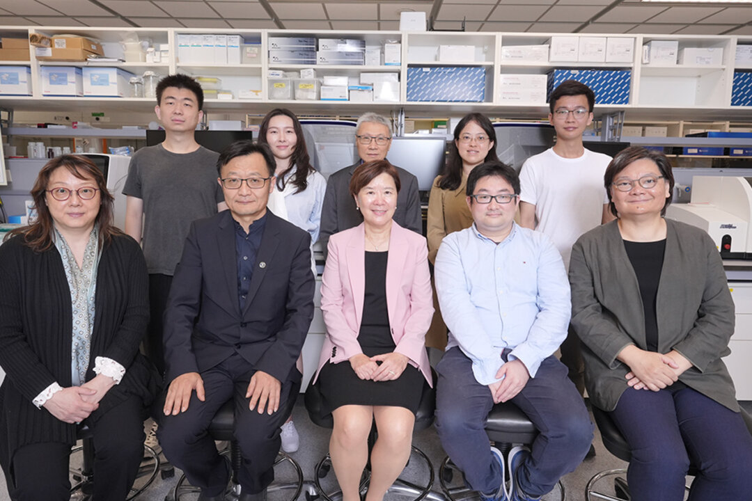 Prof. Nancy Ip Yuk-yu, President of HKUST (front row, centre), Prof. Chen Lei, Director of HKUST Big Data Institute (front row, second left), Prof. Amy Fu Kit-yu, Research Professor of Division of Life Sciences, HKUST (front row, first right), and Chief Scientist of Hong Kong Center for Neurodegenerative Diseases Dr. Fanny Ip Chui-fan (front row, first left), and Prof. Fred Zhou Xiaopu (front row, second right), lead author of the research paper, took a group photo with other research team members. (Courtesy HKUST)