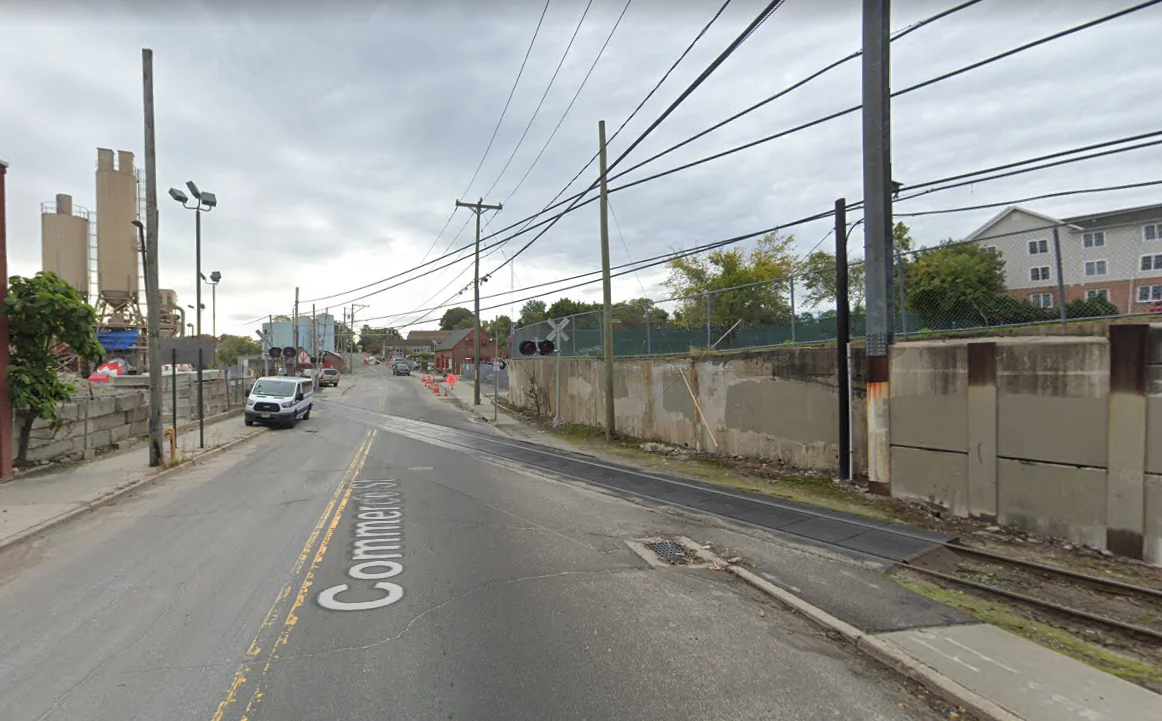 A railroad crossing on Commerce Street in Norwalk, Conn., in October 2019. (Google Maps/Screenshot via The Epoch Times) 