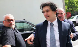 FTX Founder Bankman-Fried Arrives at Court Ahead of Hearing