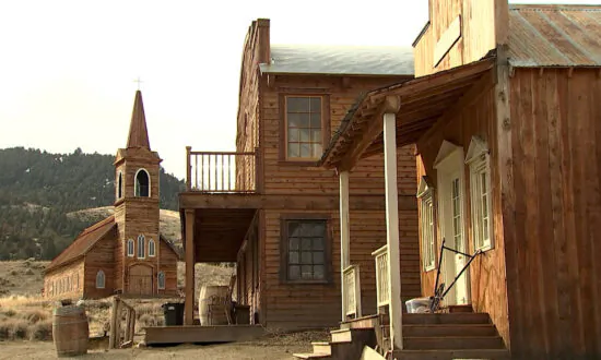 ‘Rust’ Armorer May Have Brought Live Rounds on Set, Prosecutors Say