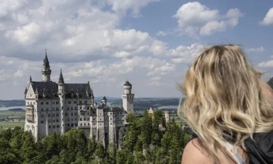American Arrested for Pushing 2 US Tourists Into Ravine at Germany’s Neuschwanstein Castle, Leaving One Woman Dead